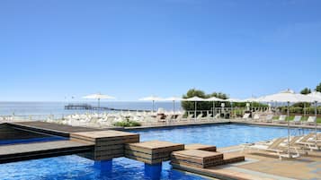 Piscine extérieure (ouverte en saison), parasols de plage