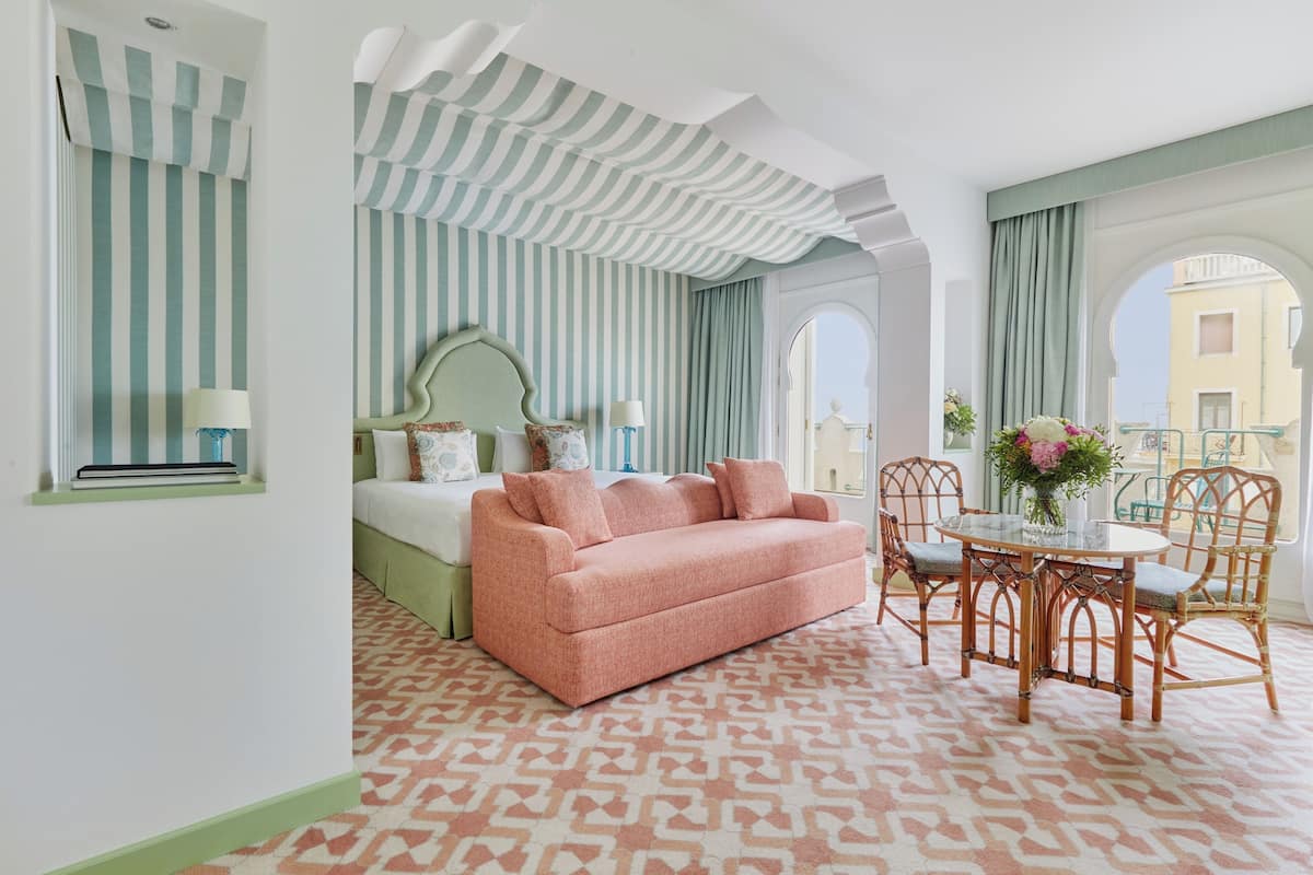 Ropa de cama de alta calidad, cubrecamas y minibar