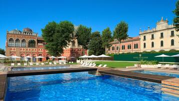 Piscina stagionale all'aperto, ombrelloni da piscina, lettini
