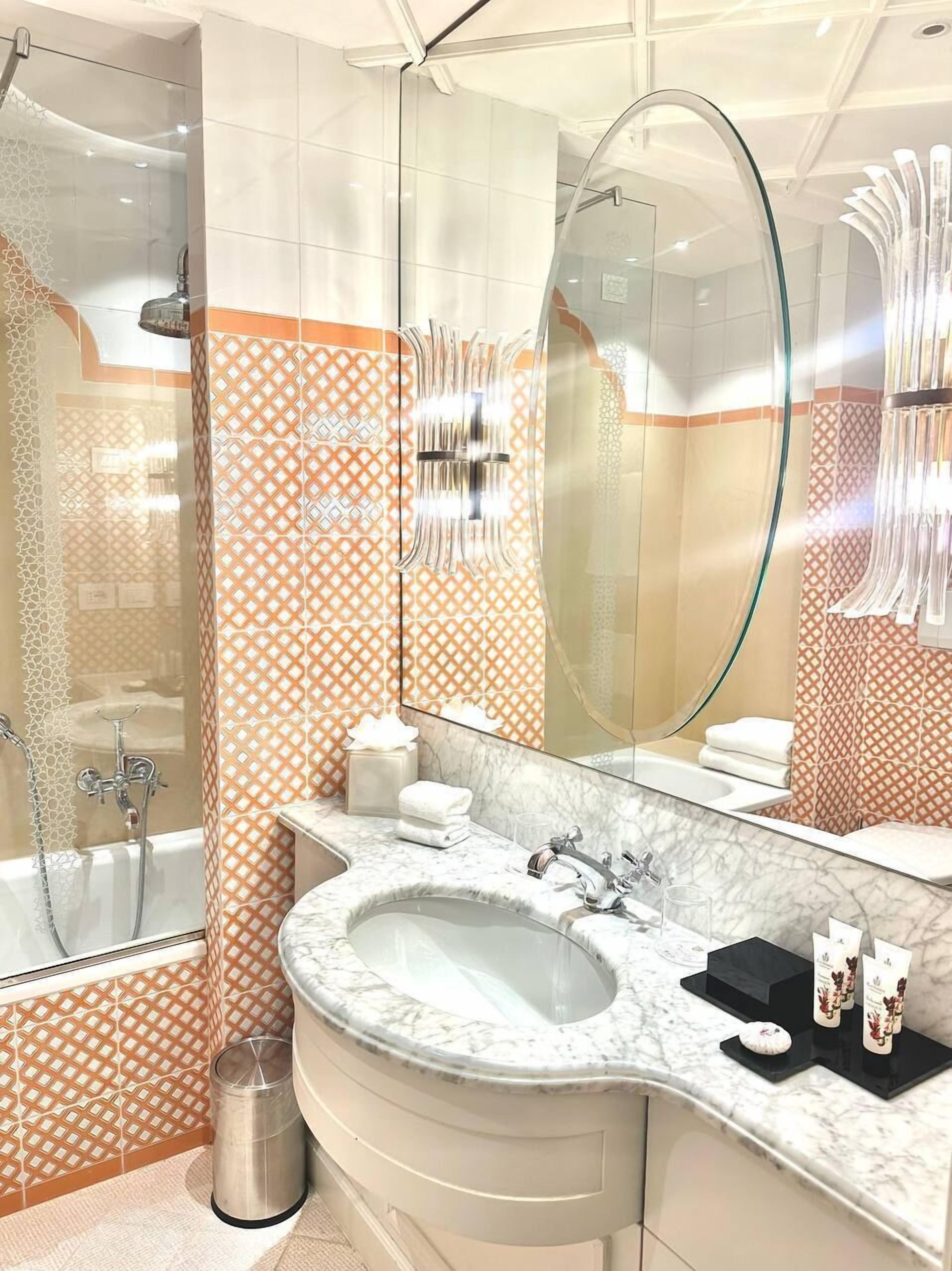 classic double room | bathroom | free toiletries, hair dryer, bathrobes, slippers