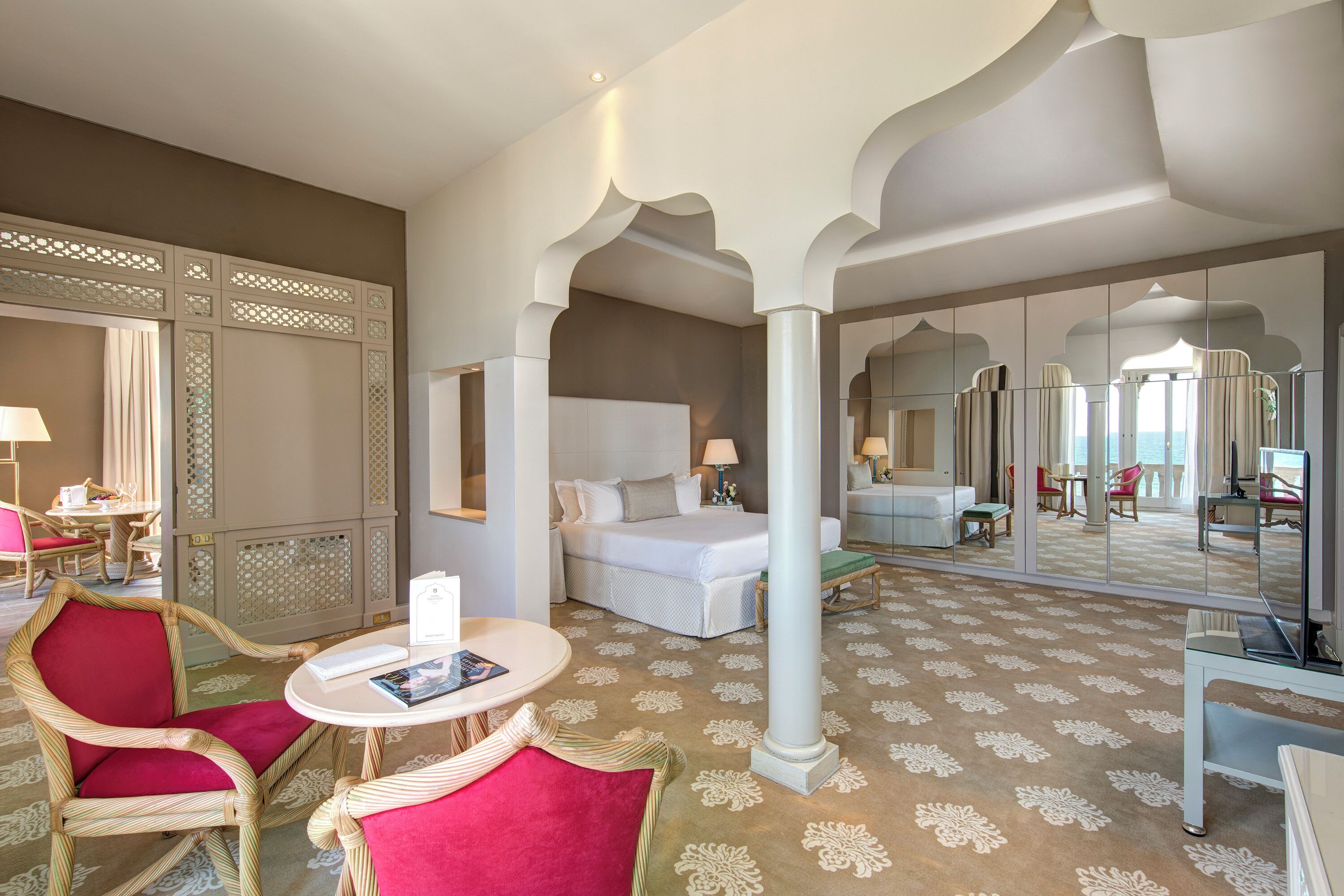 Ropa de cama de alta calidad, cubrecamas y minibar 