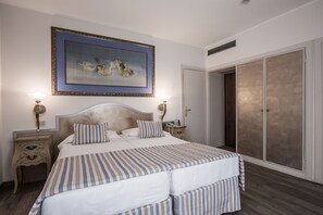Minibar, in-room safe, desk, free cribs/infant beds - Amadeus Hotel (Venice)