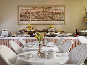 Café da manhã com buffet grátis todos os dias