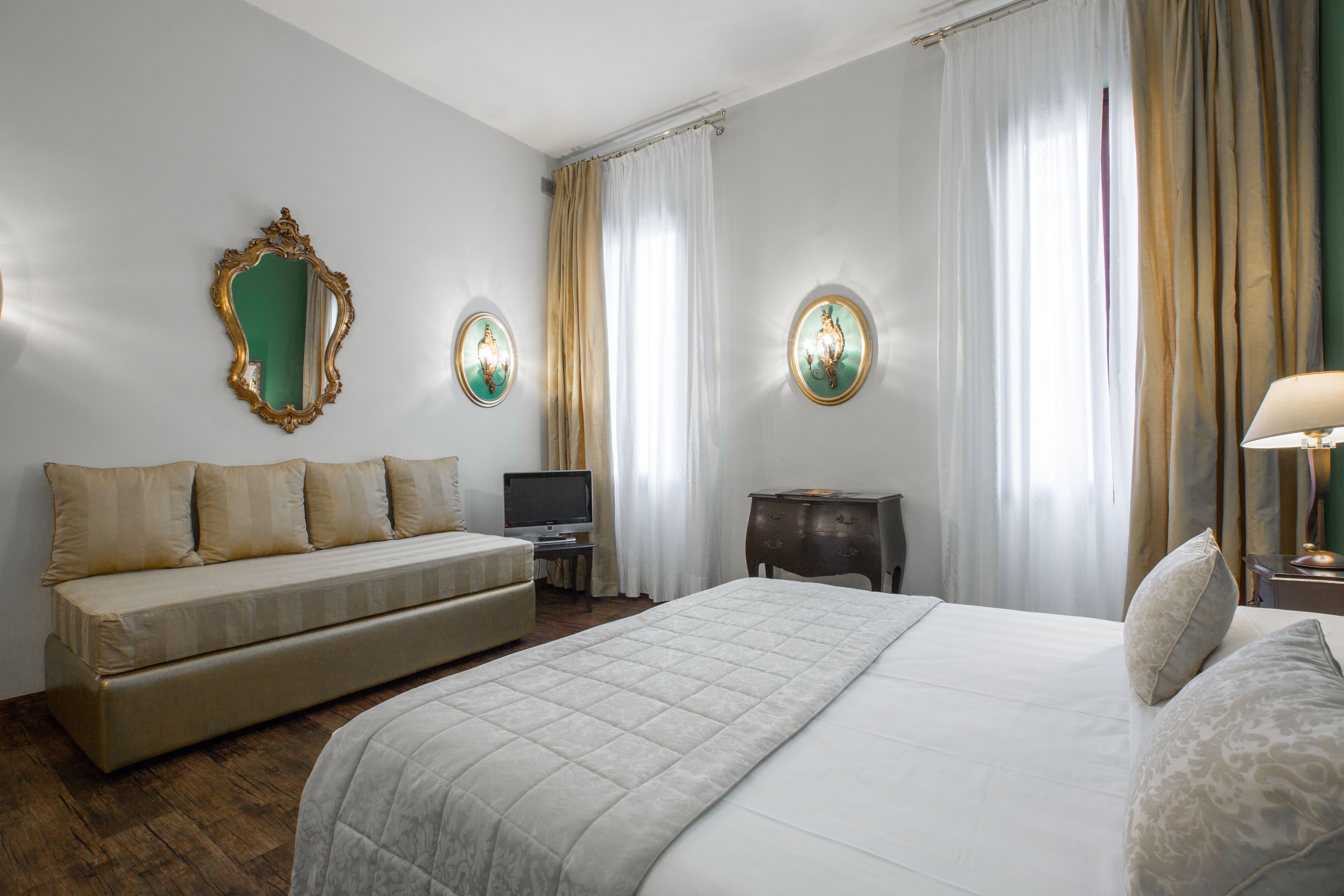 Amadeus Hotel Venice interior view 8