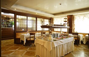 Dispositiu de buffet amb diverses taules, una zona de bar i elements decoratius.