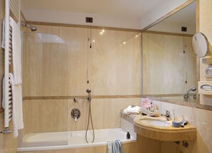 Tina con regadera, amenidades de baño gratuitas, secadora de cabello 