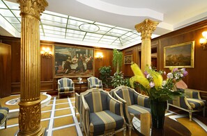 Lobby-lounge