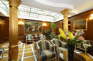 Lobby lounge