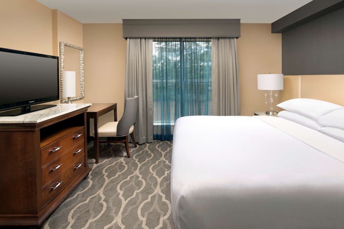 Premium bedding, in-room safe, individually furnished, desk