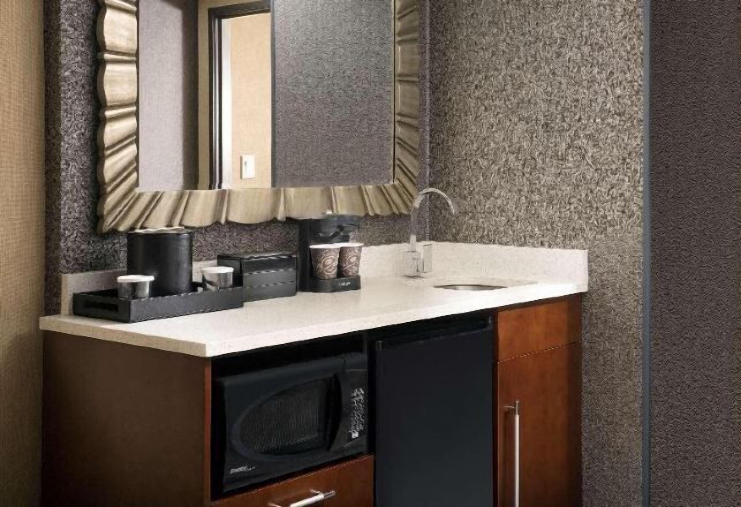 Cocina privada | Refrigerador, microondas y cafetera y tetera 