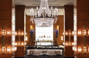 2 restaurants servant le petit déjeuner, le déjeuner et le dîner