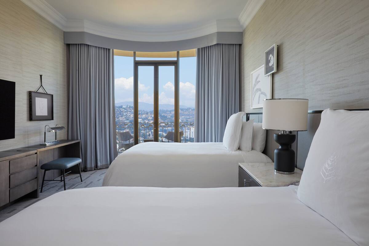 ห้องซิกเนเจอร์, เตียงใหญ่ 2 เตียง, ระเบียง | เครื่องนอนระดับพรีเมียม, ผ้านวมขนเป็ด, เตียงพร้อมฟูกเสริมที่นอน