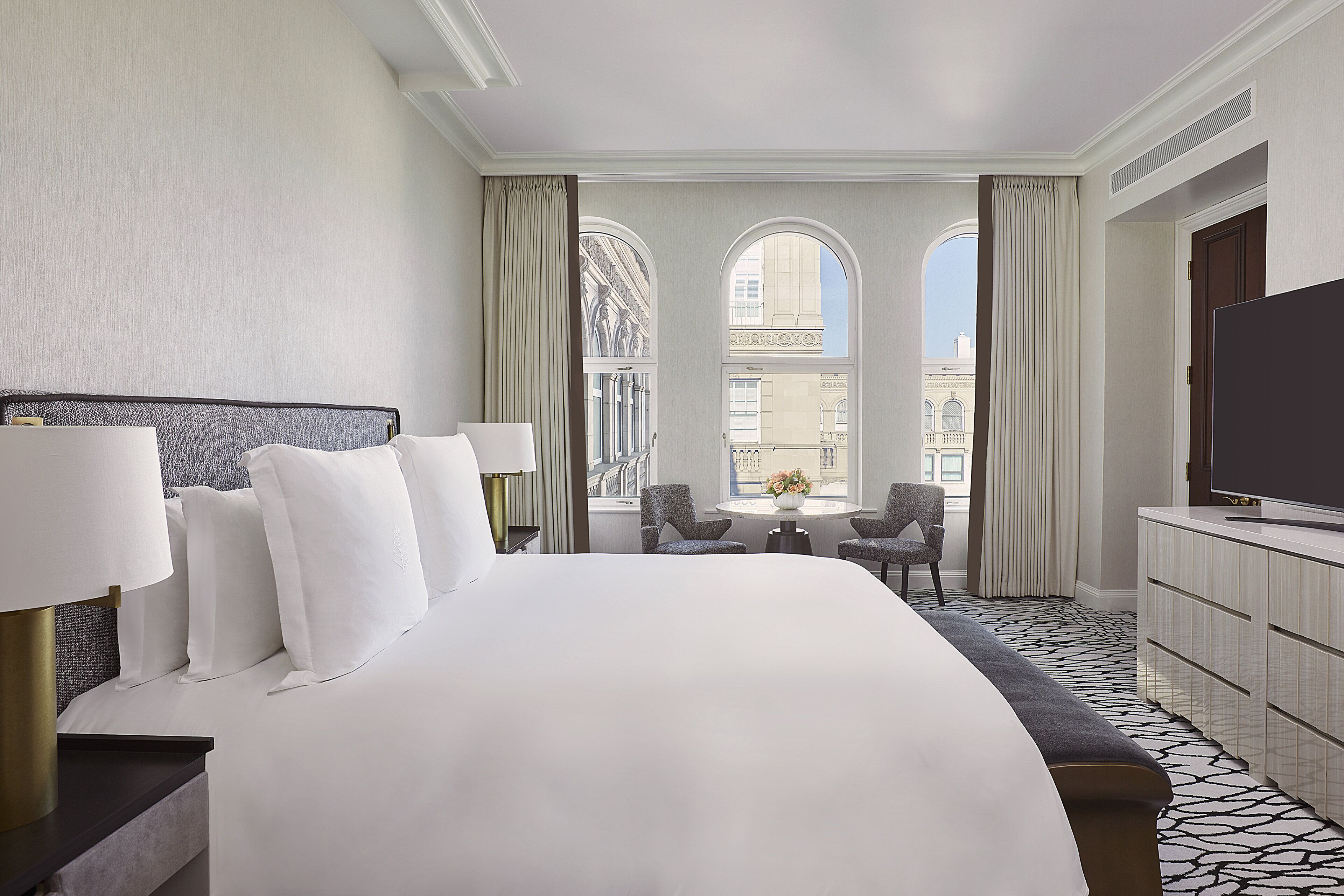 高档床上用品、羽绒被、加厚床垫、迷你吧