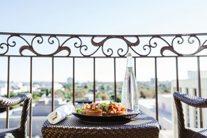 Petit-déjeuner servi tous les jours en supplément