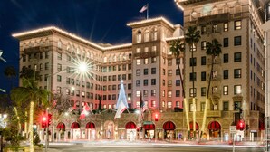 A historic hotel with multiple stories, prominent architectural details, and a well-lit facade. - Beverly Wilshire, Beverly Hills, A Four Seasons Hotel (Beverly Hills)