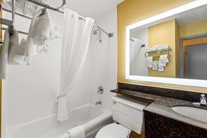 Combined shower/bathtub, hair dryer, towels - Quality Inn Fort Dodge (Fort Dodge)
