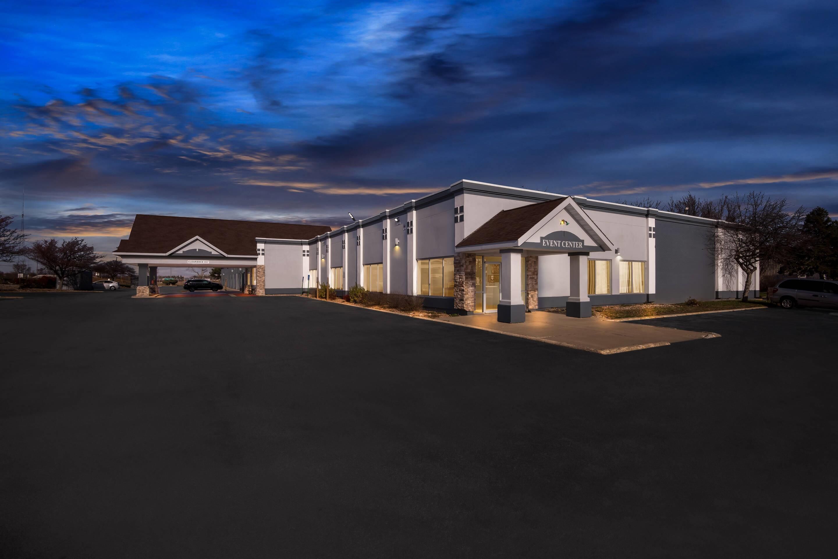 Un bâtiment moderne avec une enseigne indiquant « CENTRE D’ÉVÉNEMENTS ».