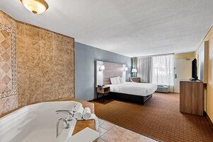 熨斗/熨衣板、免费 WiFi、床单、闹钟