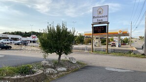 A Reliance Inn sign, a Shell gas station, and a Triggs restaurant in the background. - Reliance Inn (Wausau)