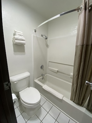 Handtücher, Seife, Shampoo, Toilettenpapier
