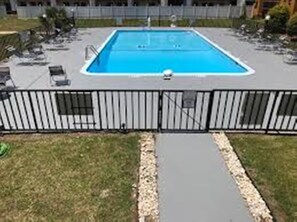 Una piscina al aire libre de temporada