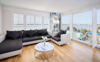 Ropa de cama de alta calidad, colchones con pillow-top y escritorio