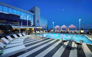 Una piscina al aire libre de temporada, sillones reclinables de piscina