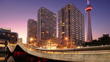 Bagian depan properti - sore/malam