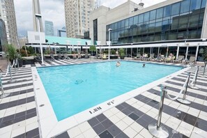 Piscine extérieure (ouverte en saison), chaises longues