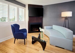 Suite, 1 letto king, non fumatori, vista porto | Biancheria da letto di alta qualità, materassi a doppio strato