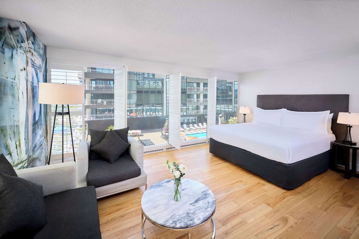 premium room, 1 king bed, non smoking | premium bedding, pillow-top beds, desk, iron/ironing board