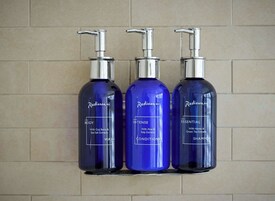 Drie flessen Radisson BLU douchegel, conditioner en shampoo.