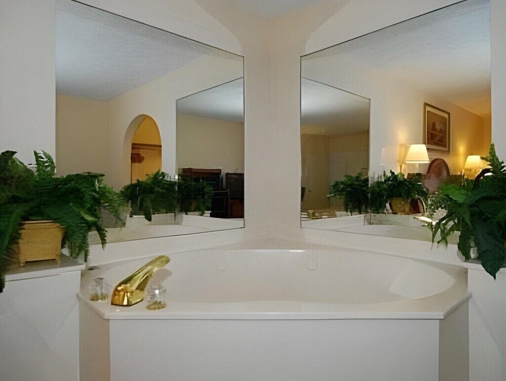 room, 1 king bed, accessible, non smoking | bathroom | hair dryer, towels