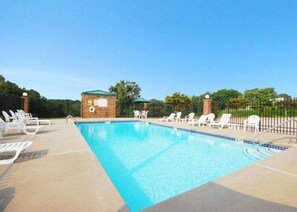 Una piscina al aire libre de temporada