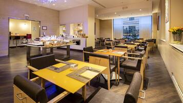 Tägliches Frühstücksbuffet (12 EUR pro Person)