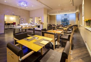 朝食 (ビュッフェ)、毎日提供 (有料)