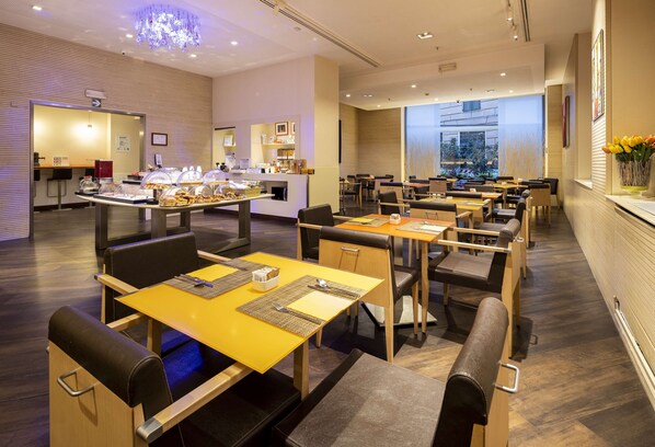 Tägliches Frühstücksbuffet (12 EUR pro Person)