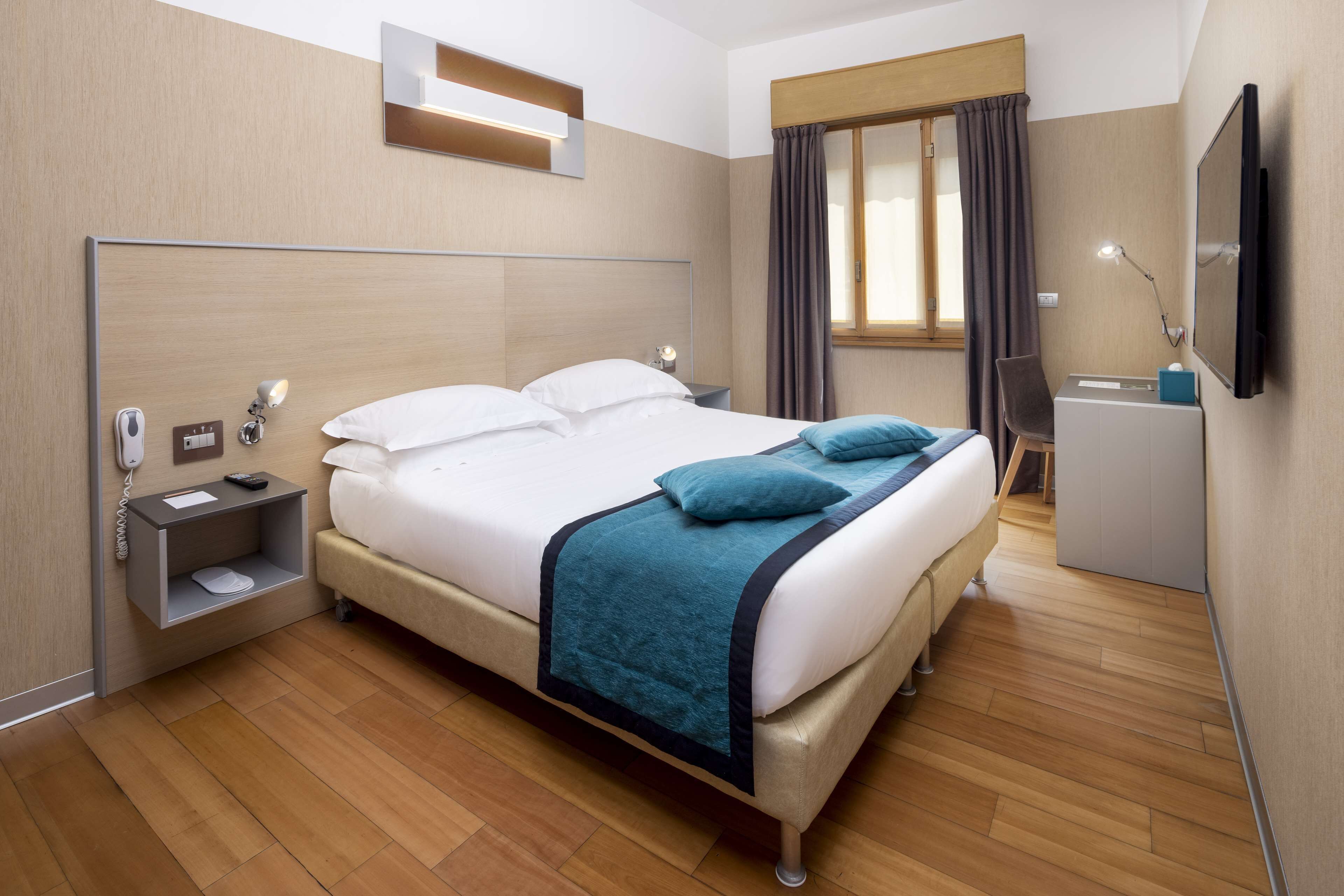 deluxe room, 1 king bed, non smoking | premium bedding, down duvets, minibar, in-room safe