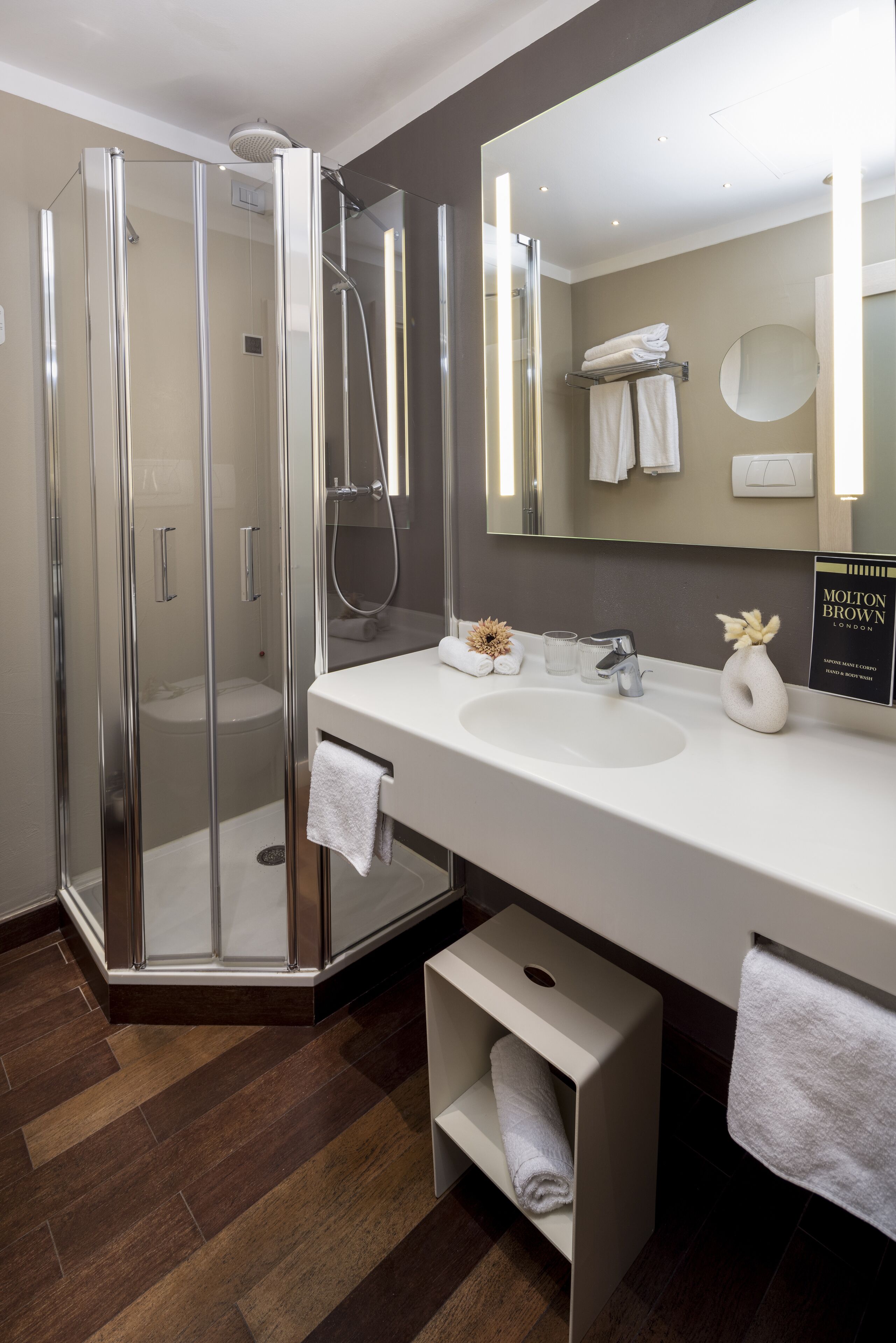 comfort room, 1 king bed, non smoking | bathroom | hydromassage showerhead, free toiletries, hair dryer, slippers