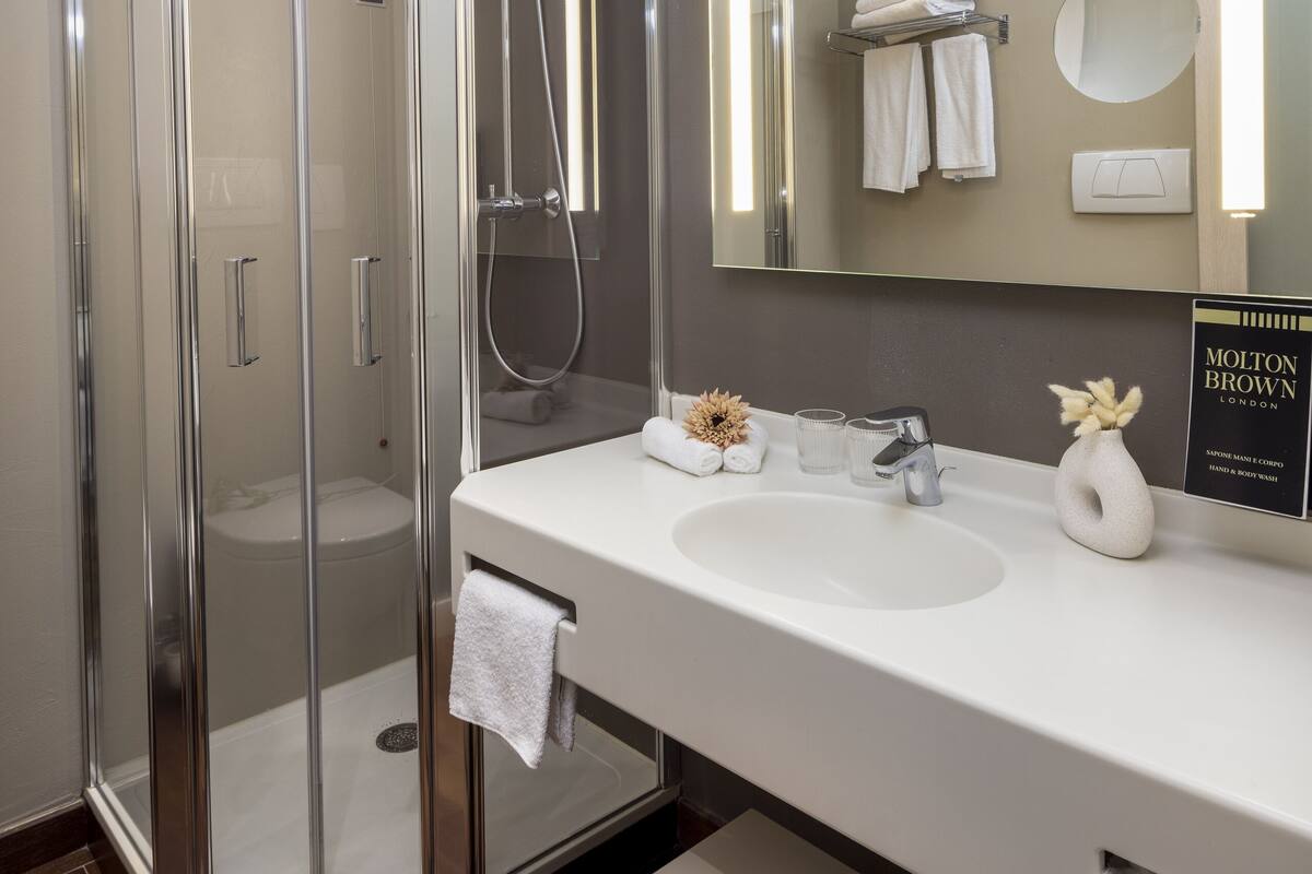 comfort room, 1 king bed, non smoking | bathroom | hydromassage showerhead, free toiletries, hair dryer, slippers