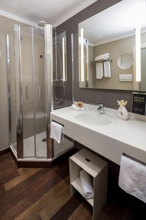 Comfort Room, 1 King Bed, Non Smoking | Bathroom | Hydromassage showerhead, free toiletries, hair dryer, slippers - Best Western Plus City Hotel (Genoa)