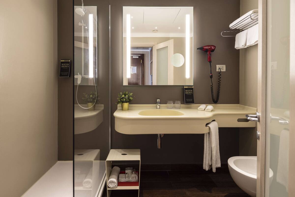 hydromassage showerhead, free toiletries, hair dryer, slippers