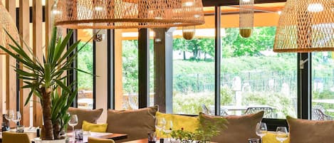 Serveert ontbijt, lunch, diner, lokale gerechten