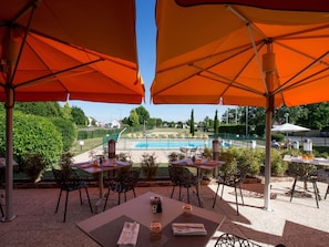 Outdoor pool, sun loungers - ibis Beaune La Ferme Aux Vins (Beaune)