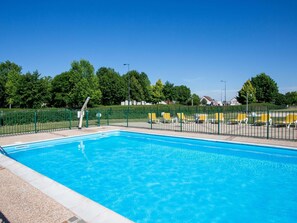 Outdoor pool, sun loungers - ibis Beaune La Ferme Aux Vins (Beaune)