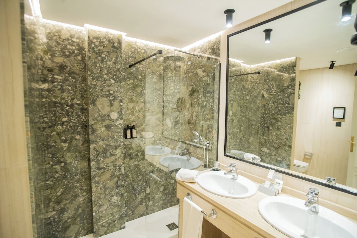 eco-friendly toiletries, hair dryer, towels