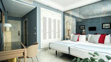 Coffres-forts dans les chambres, bureau, fer et planche à repasser