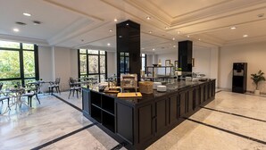 A modern kitchen with a central island, large windows, and a marble floor. - AZZ Mérida Medea (Merida)