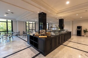 Tägliches Frühstücksbuffet (15 EUR pro Person)