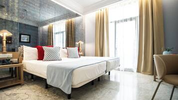 Een kluis op de kamer, een bureau, een strijkplank/strijkijzer